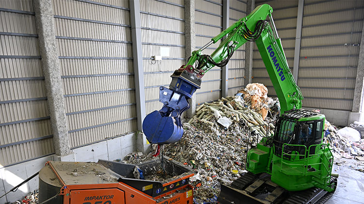 先進技術を搭載した建機のチカラがリサイクルの現場を大きく変える