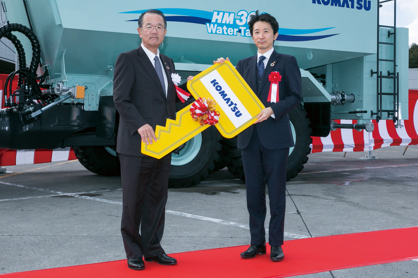 コマツ栃木 齊藤社長から菊池社長へ、 巨大レプリカキーを進呈